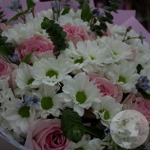 Букет из кустовых хризантем и роз в магазине Цветы Планеты