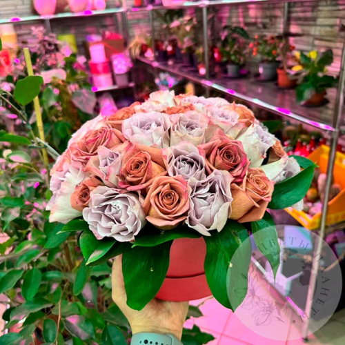 Композиция из 37 роз в коробке в магазине Цветы Планеты