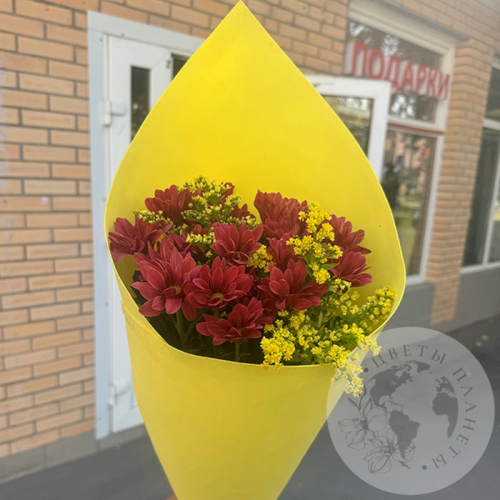 Букет из хризантем кустовых и солидаго в магазине Цветы Планеты