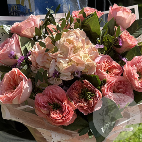 Букет с пионовидными розами и гортензией в магазине Цветы Планеты