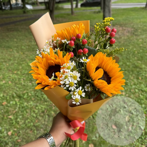 Букет с подсолнухом и ромашками в магазине Цветы Планеты