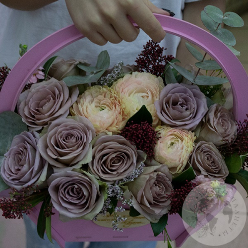 Композиция из роз, маттиолы и скимии в ящике в магазине Цветы Планеты