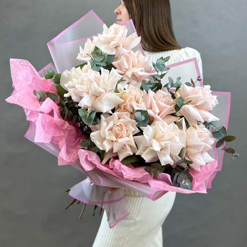 Букет из 11 розовых французских роз с эвкалиптом в магазине Цветы Планеты