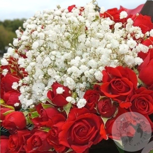 Букет из кустовых роз и гипсофил "Чувства" в магазине Цветы Планеты