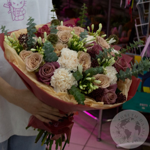 Букет из роз, гвоздик и скимии в магазине Цветы Планеты