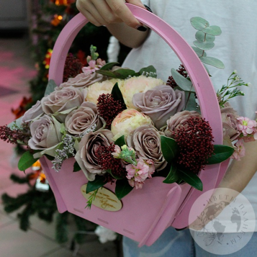 Композиция из роз, маттиолы и скимии в ящике в магазине Цветы Планеты