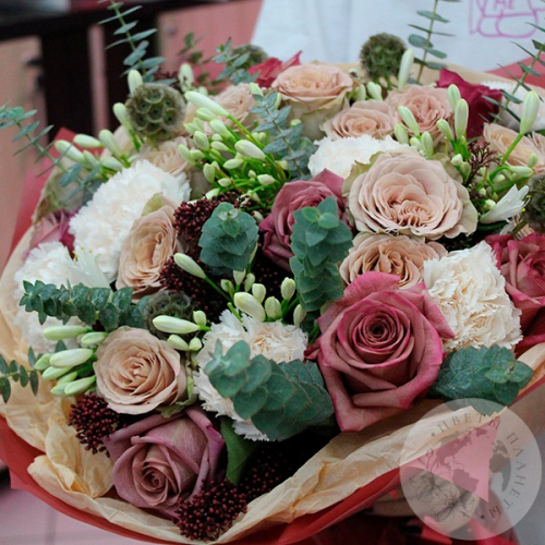 Букет из роз, гвоздик и скимии в магазине Цветы Планеты