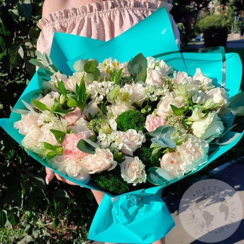 Букет из альстромерий, гвоздик, роз и фисташки в магазине Цветы Планеты