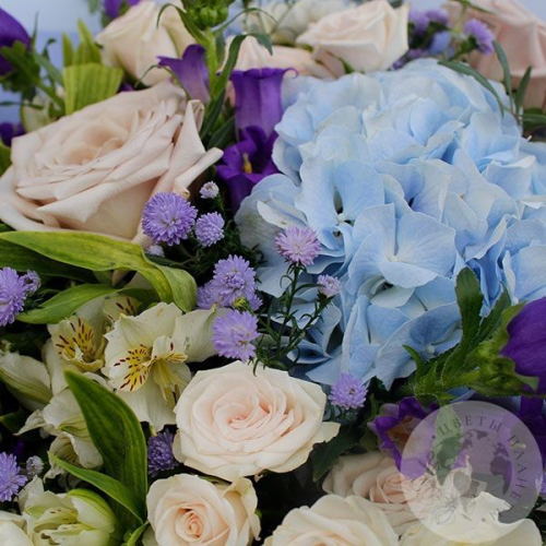 Букет из альстромерий, роз, гвоздик и эвкалипта в магазине Цветы Планеты