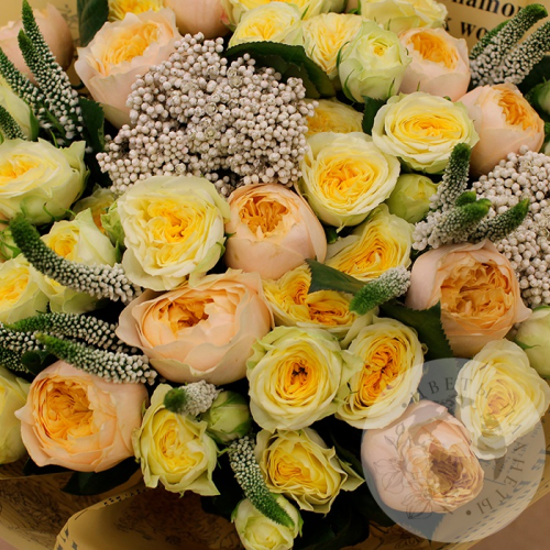 Букет из вероники и роз в магазине Цветы Планеты