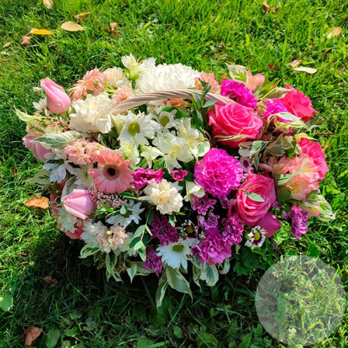 Композиция из роз, гербер и альстромерий в корзине в магазине Цветы Планеты