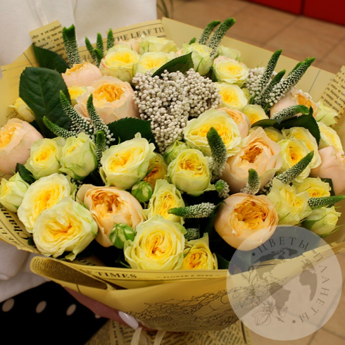 Букет из вероники и роз в магазине Цветы Планеты