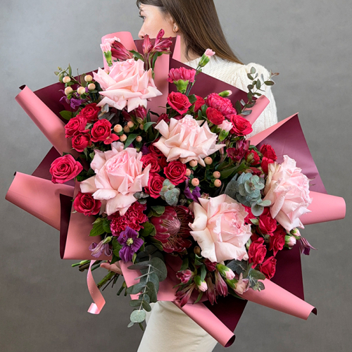 Букет из альстромерий, протеи и роз в магазине Цветы Планеты