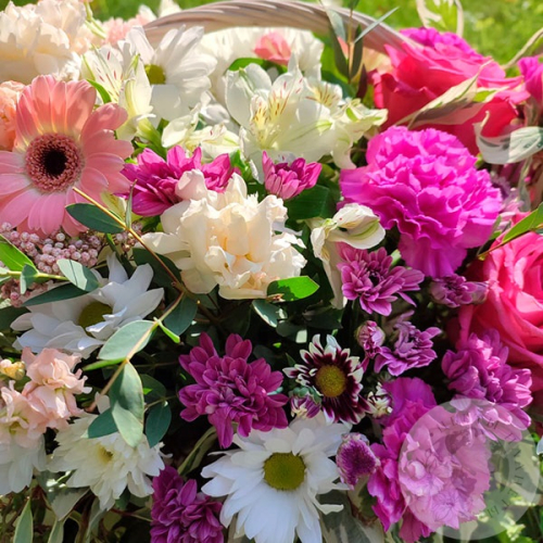 Композиция из роз, гербер и альстромерий в корзине в магазине Цветы Планеты