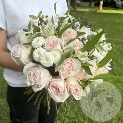 Букет из роз, хризантем и альстромерий в магазине Цветы Планеты