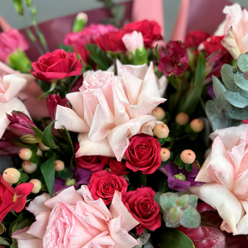 Букет из альстромерий, протеи и роз в магазине Цветы Планеты
