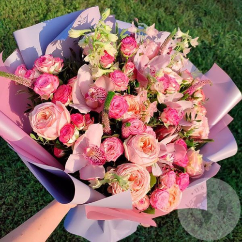 Букет из роз, орхидей, вероники и фисташки в магазине Цветы Планеты