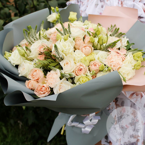 Букет из роз, эустомы, гвоздик и гербер в магазине Цветы Планеты