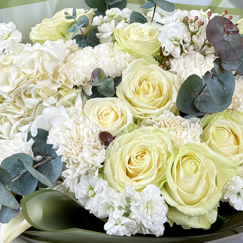 Букет из гортензий, гвоздик и маттиолы в магазине Цветы Планеты