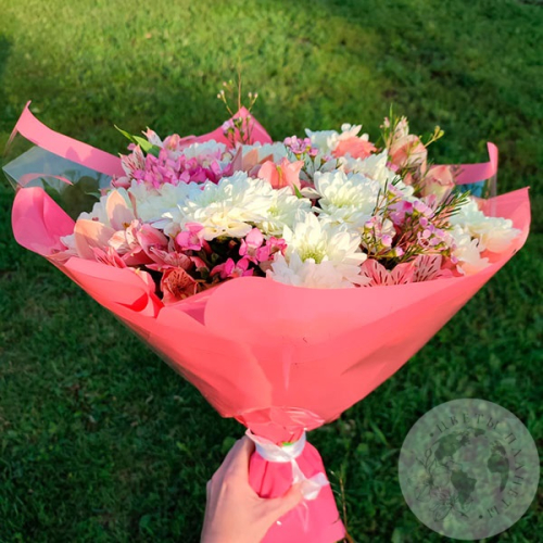 Букет из роз, альстромерий, хризантем и орхидей в магазине Цветы Планеты