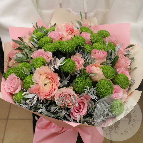 Букет из роз, фисташки и кустовых хризантем в магазине Цветы Планеты
