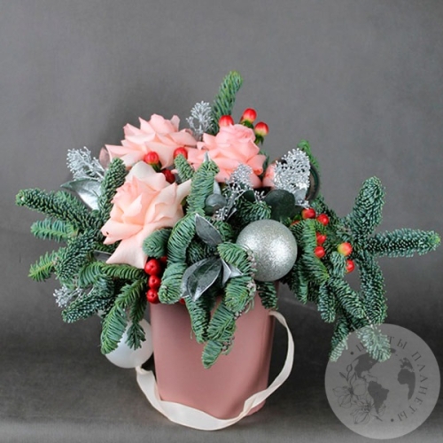 Композиция из роз, гиперикума к новому году в магазине Цветы Планеты