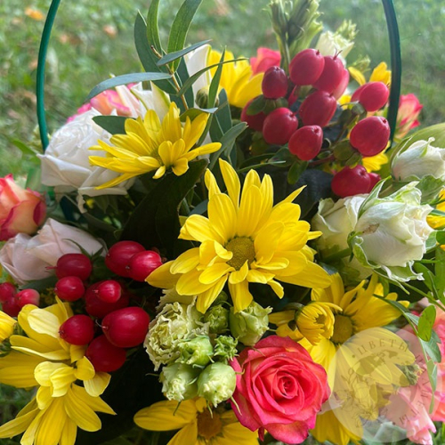 Композиция из кустовых хризантем, роз и эустом в корзине в магазине Цветы Планеты