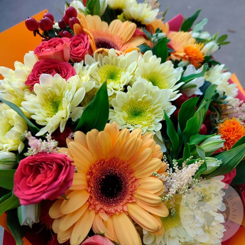 Букет из гербер, роз, хризантем и альстромерий в магазине Цветы Планеты