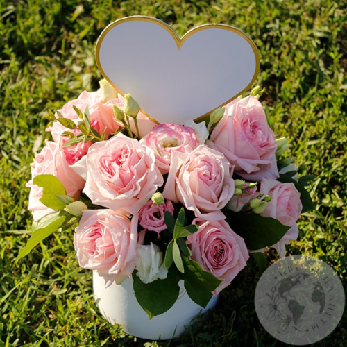 Композиция из роз в коробке "Любимой" в магазине Цветы Планеты