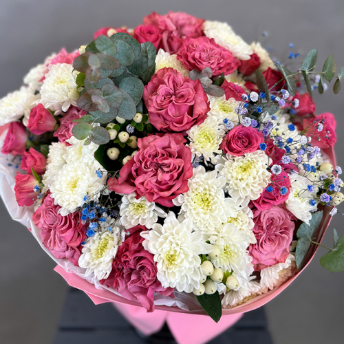 Букет из роз и гипсофилы крашенной в магазине Цветы Планеты