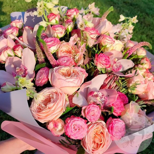 Букет из роз, орхидей, вероники и фисташки в магазине Цветы Планеты