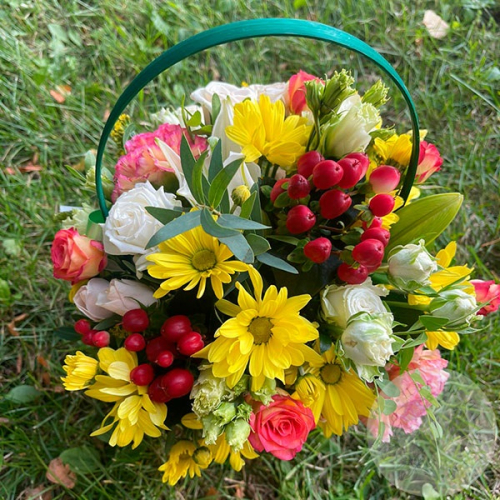 Композиция из кустовых хризантем, роз и эустом в корзине в магазине Цветы Планеты