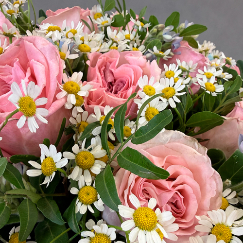 Букет с пионовидными розами ромашкой и незабудкой в магазине Цветы Планеты