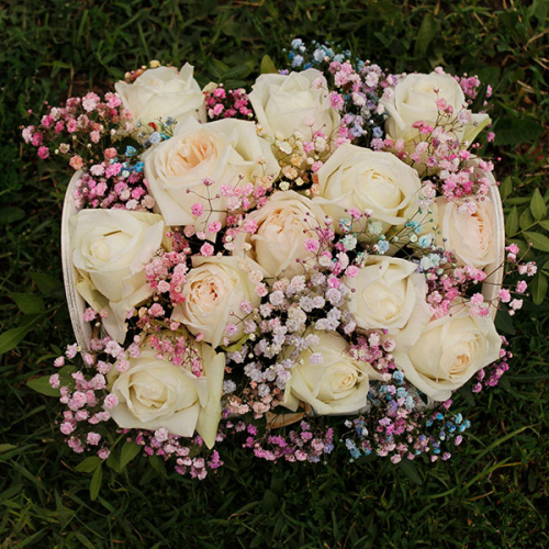 Композиция из роз и гипсофил в деревянном ящике в магазине Цветы Планеты