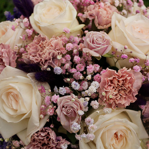 Композиция из роз, гвоздик и вероники в коробке в магазине Цветы Планеты