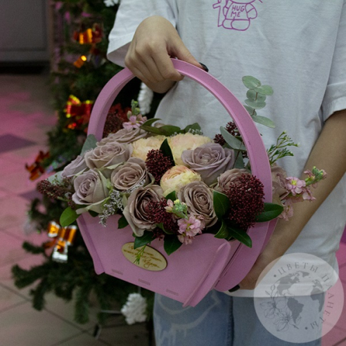 Композиция из роз, маттиолы и скимии в ящике в магазине Цветы Планеты