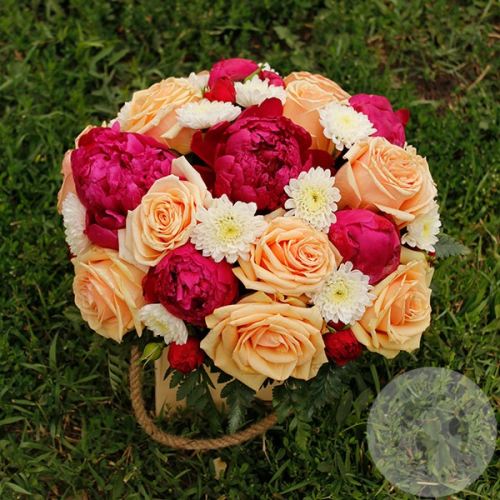 Композиция из роз и пионов в деревянном ящике в магазине Цветы Планеты