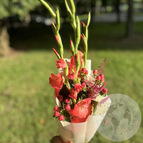 Букет с гладиолусами и астильбой в магазине Цветы Планеты