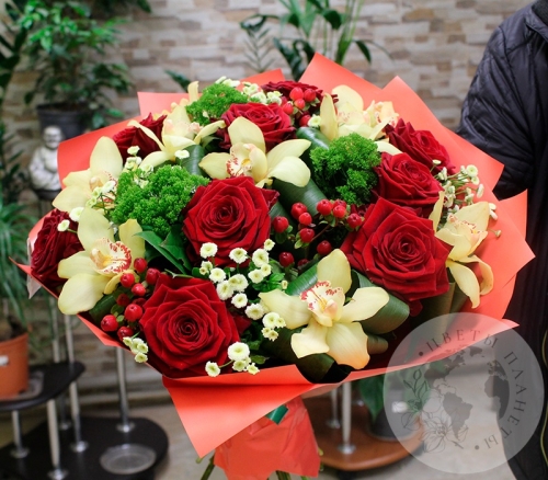 Букет из орхидей, роз и ромашек в магазине Цветы Планеты