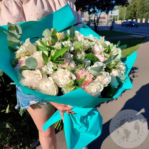 Букет из альстромерий, гвоздик, роз и фисташки в магазине Цветы Планеты