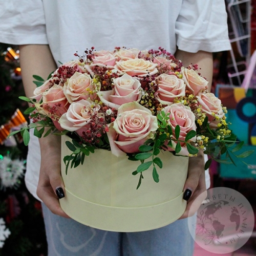 Композиция из роз, гипсофила и фисташки в коробке в магазине Цветы Планеты