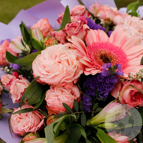 Букет из роз, гербер и альстромерий в магазине Цветы Планеты