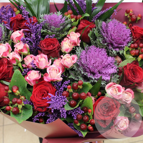 Букет из роз, брассики и гиперикума в магазине Цветы Планеты