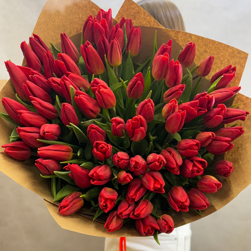 Букет 101 красный тюльпан в магазине Цветы Планеты