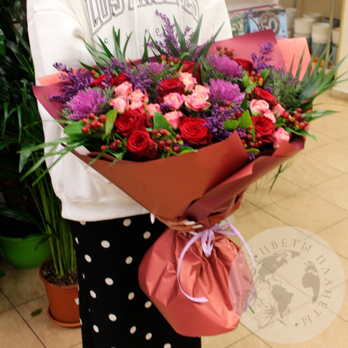 Букет из роз, брассики и гиперикума в магазине Цветы Планеты