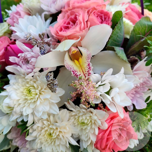 Композиция из роз, орхидей и вероники в корзине в магазине Цветы Планеты