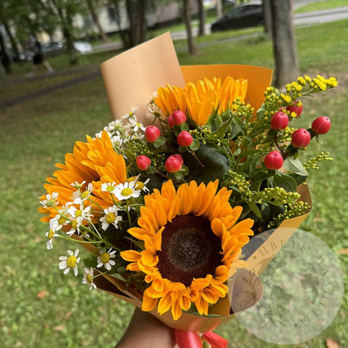 Букет с подсолнухом и ромашками в магазине Цветы Планеты