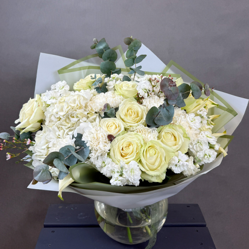 Букет из гортензий, гвоздик и маттиолы в магазине Цветы Планеты