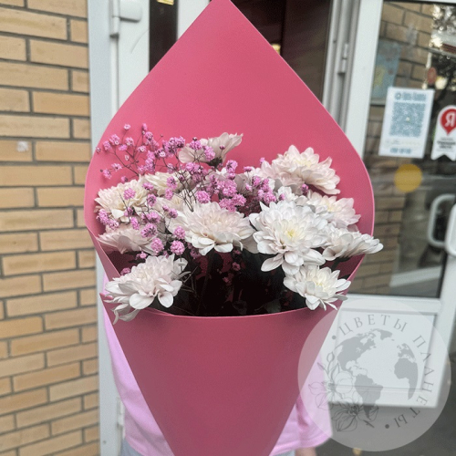 Букет из кустовых хризантем и гипсофилы в магазине Цветы Планеты