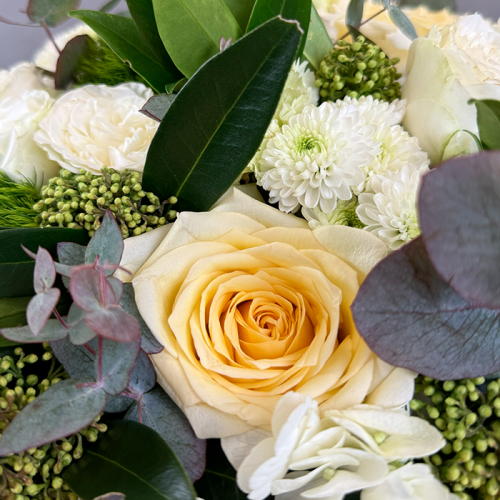 Букет из гортензий, гвоздик и роз в магазине Цветы Планеты